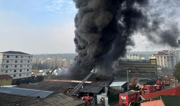 İstanbul'da lastik fabrikasında yangın!
