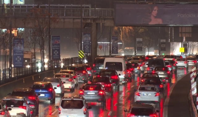 İstanbullular haftaya yoğun trafikle başladı
