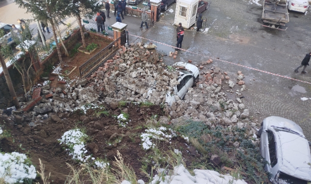İstinat duvarı yıkıldı! Araçlar altında kaldı
