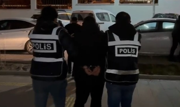 İzmir'de 11 bin adet uyuşturucu hap ele geçirildi! 2 tutuklama