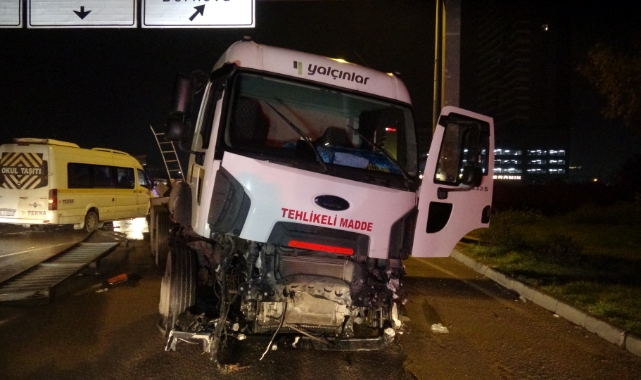 İzmir'de feci kaza! Bariyeri aşıp karşı şeride geçti