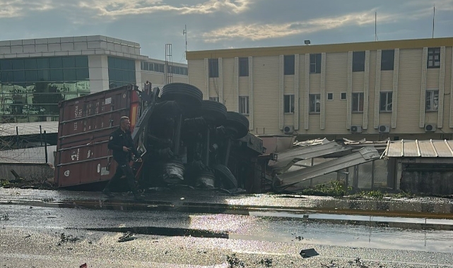 İzmir'de karşı şeride geçen tır üç araca çarptı! Ölü ve yaralı var