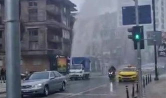 Kadıköy'de su borusu patladı, tazyikli su metrelerce yükseğe fışkırdı