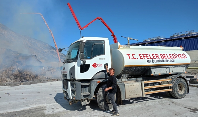 Kağıt fabrikası yangınına Efeler'den tanker desteği