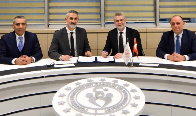 Kahramanmaraş'ta 50 mahalleye halı saha