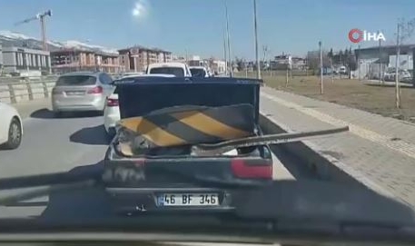 Kahramanmaraş'ta karayolu işaret levhasını otomobil ile taşıdı!