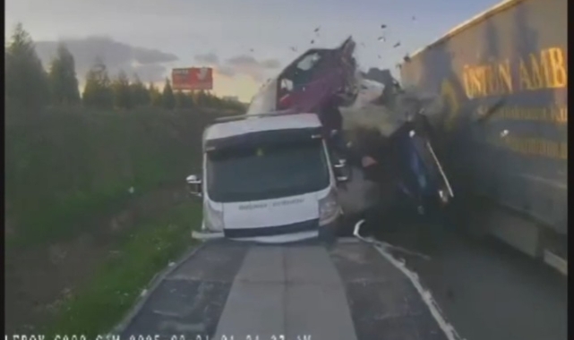 Kamyonet emniyet şeridinde bekleyen 2 çekiciye çarptı! 1 ölü 1 yaralı