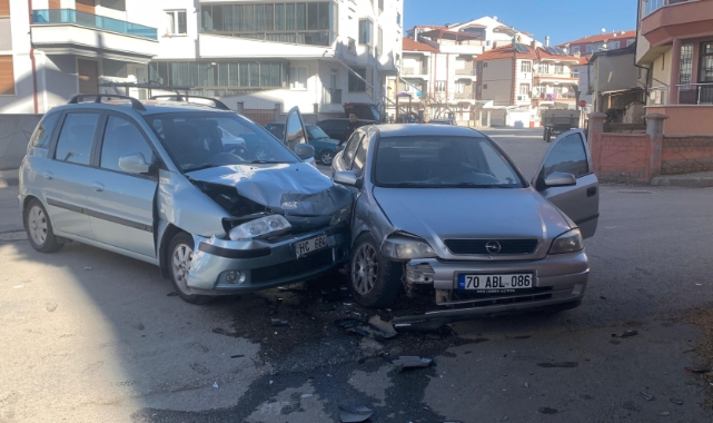 Karaman'da iki otomobil çarpıştı: 3 yaralı