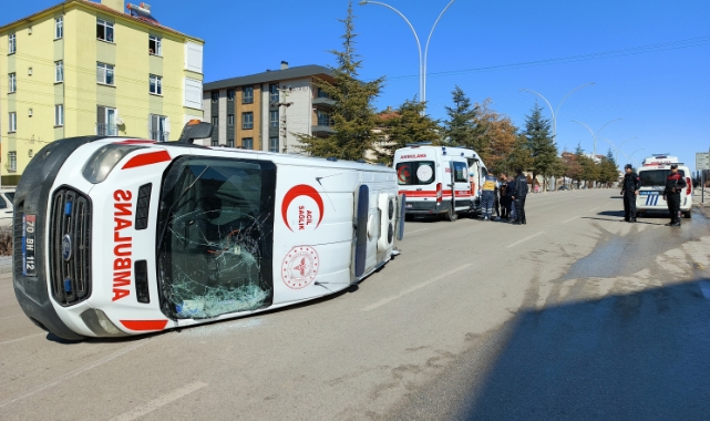Karaman'da otomobil ile ambulans çarpıştı! 6 yaralı
