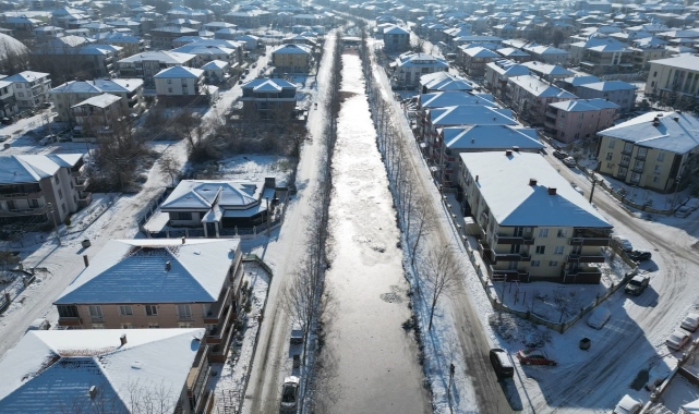 Karasu'da göl ve ilçe merkezinden geçen kanal dondu