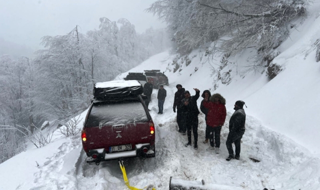 Karda mahsur kalanlar kurtarıldı