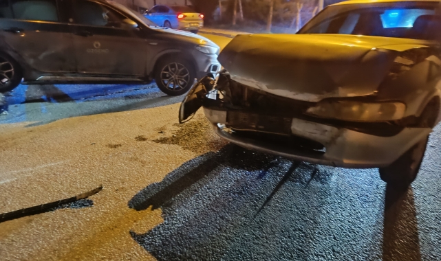 Kavşakta 2 araç çarpıştı: 1 yaralı