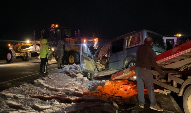 Kayseri'de iş makinesi ile hafif ticari araç çarpıştı: 2 ağır yaralı