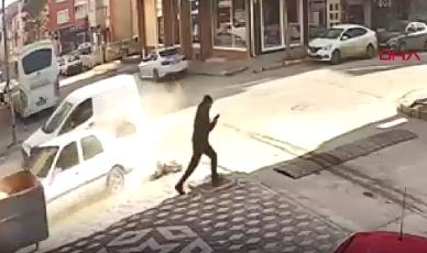 Kaza yapan araçtan kıl payı kurtuldu!