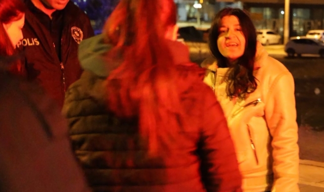 Kendini araçların önüne atan kadın polisi alarma geçirdi
