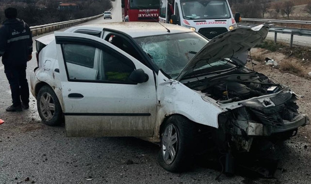 Kırıkkale'de alkollü sürücü otomobiliyle demir bariyerlere çarptı: 2 yaralı