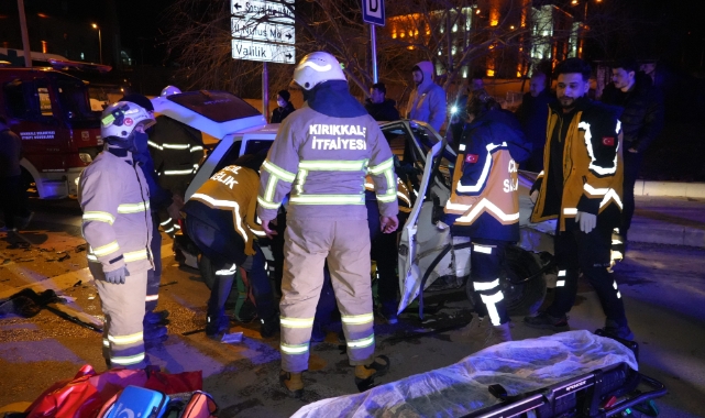 Kırıkkale'de kavşakta çarpışan 2 otomobil hurdaya döndü! 3 yaralı