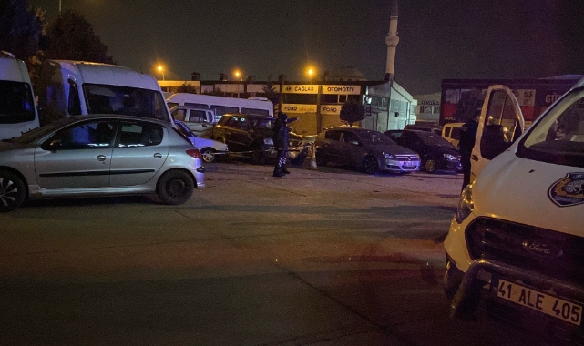 Kocaeli'de park halindeki otomobilde başından vurulmuş halde bulundu