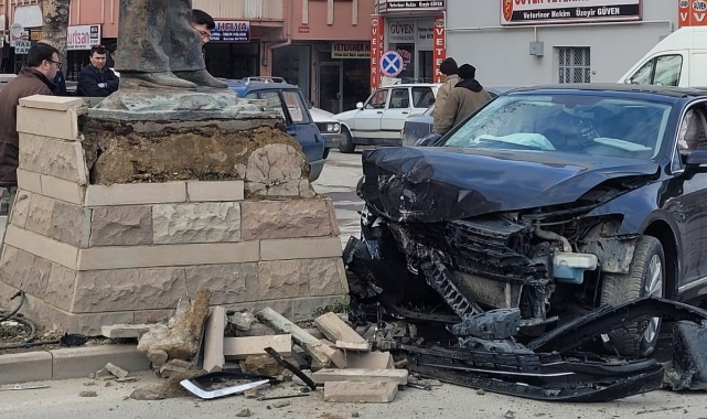 Konya'da kontrolden çıkan otomobil heykele çarptı