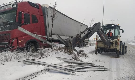 Konya’da kontrolden çıkan tır devrildi, sürücü yaralandı