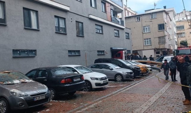 Küçükçekmece'de 13 katlı binanın çatısına yıldırım düştü