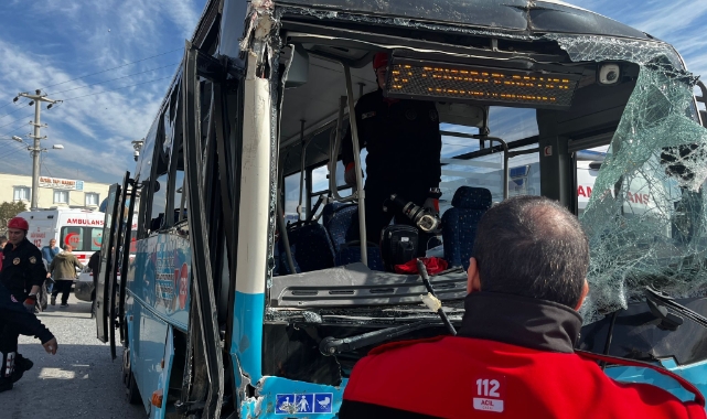 Kum yüklü kamyon rampada geri kayarak otobüse çarptı!