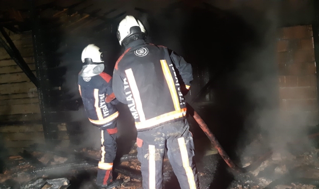 Malatya’da hasarlı binada yangın