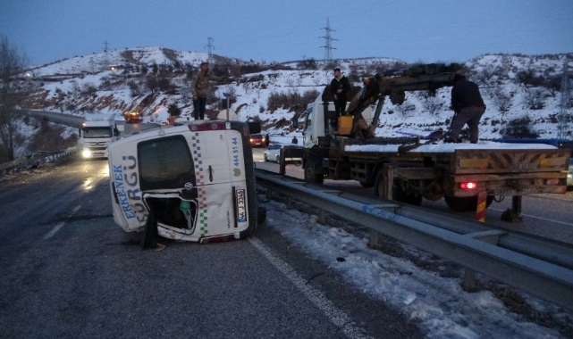 Malatya'da kontrolden çıkan yolcu minibüsü devrildi: 11 yaralı