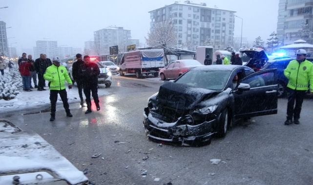 Malatya'da öğrenci servisi ile otomobil çarpıştı! 5 yaralı