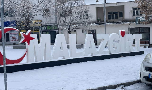 Malazgirt'te kar ağışı etkili oldu