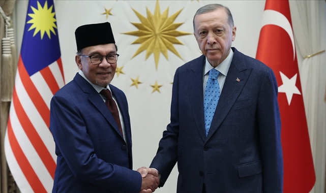 Malezya Başbakanı İbrahim, Cumhurbaşkanı Erdoğan'ın ile fotoğraflarını "Kalbimin tek sahibi" şarkısı ile paylaştı