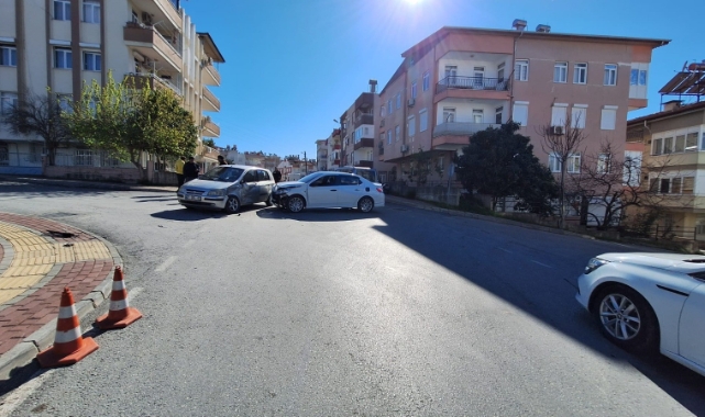 Manavgat'ta iki otomobil çarpıştı: 1 yaralı