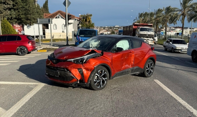 Manavgat’ta iki otomobil çarpıştı! 2 yaralı
