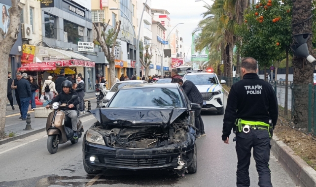 Manavgat'ta otomobil okul servisine arkadan çarptı!