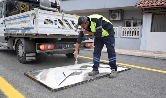 Mersin'de bozuk yollar onarılıyor