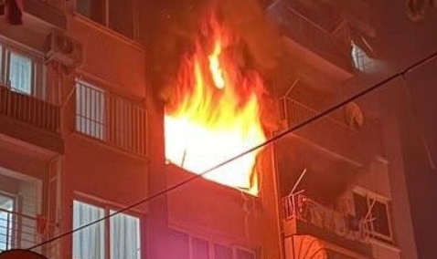 Mersin'de ev alev alev yandı, bir kişi hayatını kaybetti