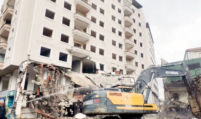 Mudanya'da 100 dükkanın yer aldığı iş merkezinin yıkımına başlandı