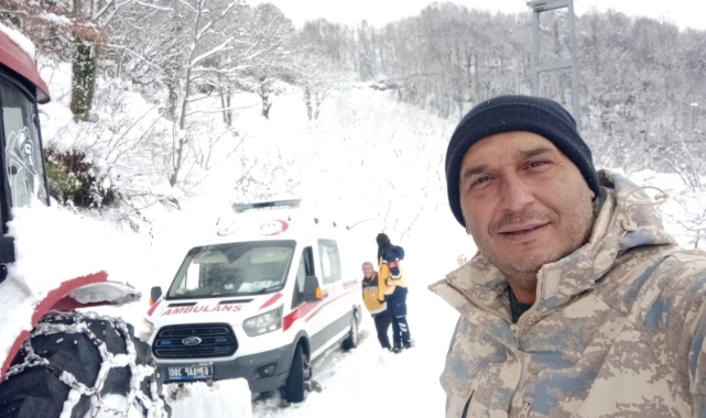 Muhtar karla kapanan yolu traktörle açtı! Sağlık ekipleri hastaya ulaştı