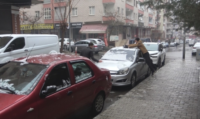 Öğrenciler sınav stresini kar topu oynayarak attı