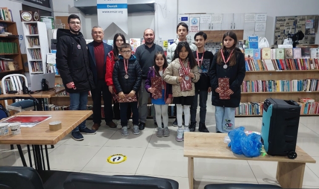 Okul servisinde öğrendikleri şiirleri ailelerine okudular