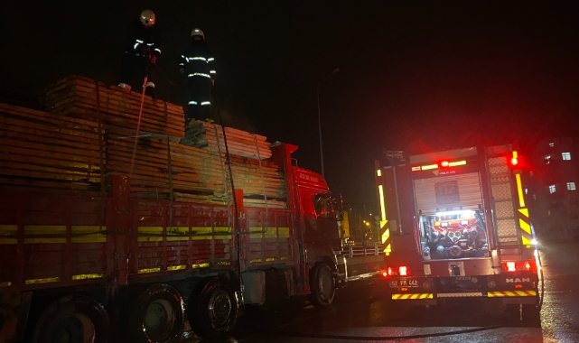 Ordu’da pres makinesinden çıkan ağaçlardan yükselen duman itfaiyeyi alarma geçirdi