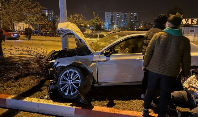 Osmaniye'de yoldan çıkan otomobil refüjdeki ağaca çarptı