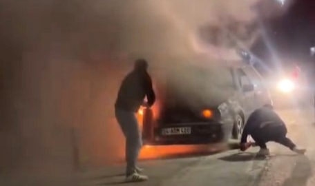 Otomobil alev alev yandı: Vatandaşlar yangın tüpleriyle koştu