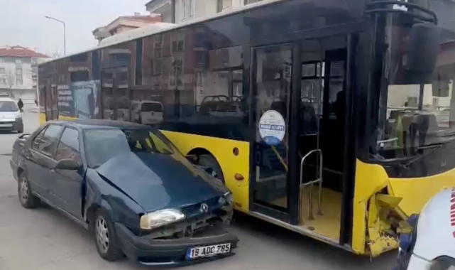 Otomobil ile yolcu otobüsü çarpıştı