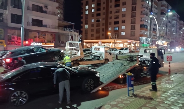 Otomobil, park halindeki otomobile çarptı: 1 yaralı