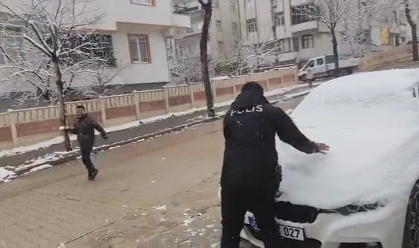 Polisler çocuklarla kar topu oynadı