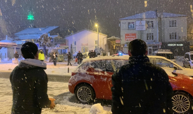 Polislerle gençler kartopu savaşı yaptı