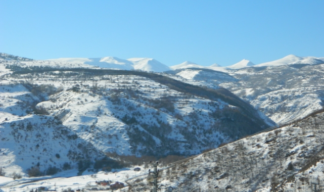 Posof güne karla uyandı