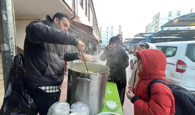 Sabah işe, okula giden vatandaşlara sıcak çorba