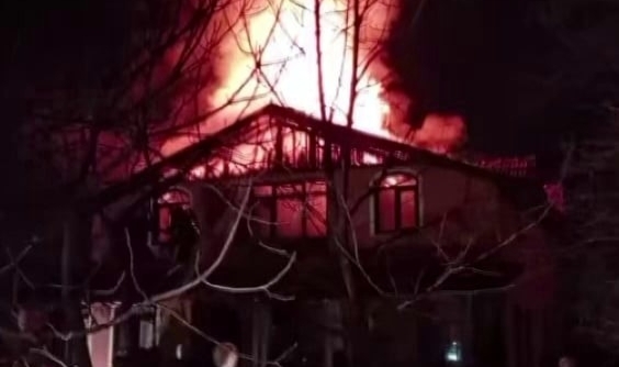 Sakarya'da iki katlı ev cayır cayır yandı